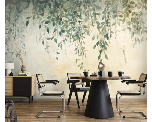 Jídelna s tapetou s listy, jídelním stolem a židlemi.