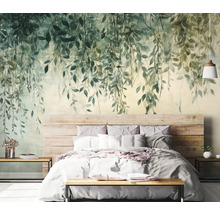 Ložnice s fototapetou s motivem listů, postelí a nočními stolky