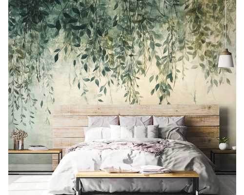 Ložnice s fototapetou s motivem listů, postelí a nočními stolky