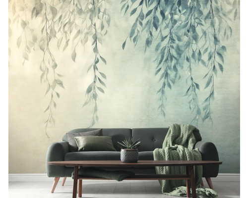 Obývací pokoj s pohovkou a nástěnnou tapetou s motivem listů