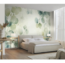 Ložnice s nástěnnou tapetou se vzorem eukalyptu, postelí a nočními stolky