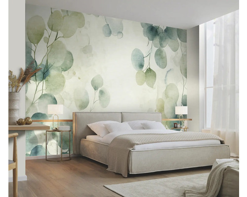 Ložnice s nástěnnou tapetou se vzorem eukalyptu, postelí a nočními stolky