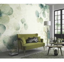 Obývací pokoj se zelenou pohovkou a nástěnnou tapetou s motivem eukalyptu