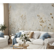 Obývací pokoj s vzorovanou tapetou, pohovkou a dekorací