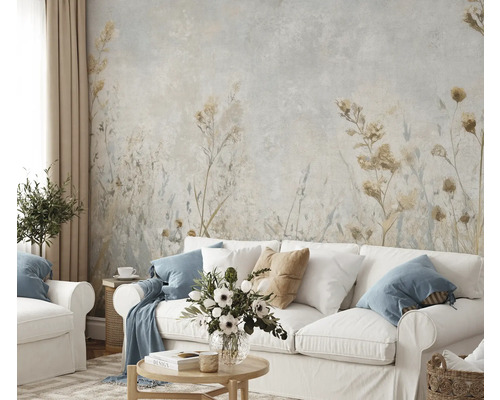 Obývací pokoj s vzorovanou tapetou, pohovkou a dekorací