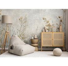 Světlá místnost s tapetou, sedacím vakem, stojací lampou a dřevěnou komodou