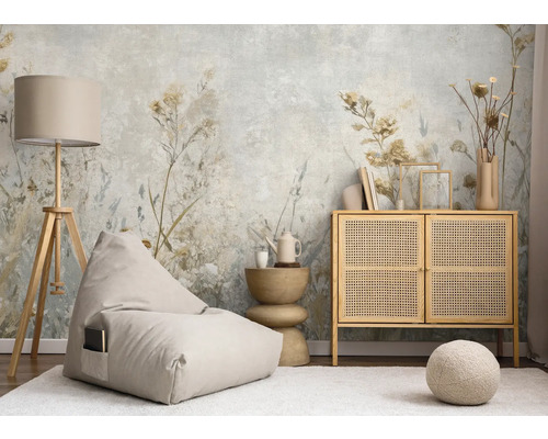 Světlá místnost s tapetou, sedacím vakem, stojací lampou a dřevěnou komodou