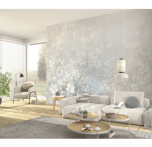 Světlý obývací pokoj s pohovkou, konferenčními stolky a květinovou fototapetou