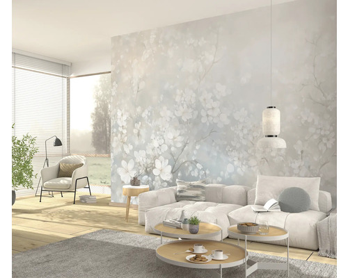 Světlý obývací pokoj s pohovkou, konferenčními stolky a květinovou fototapetou