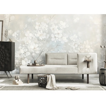 Obývací pokoj s vzorovanou tapetou, pohovkou a dekoracemi pro stylové prostředí.