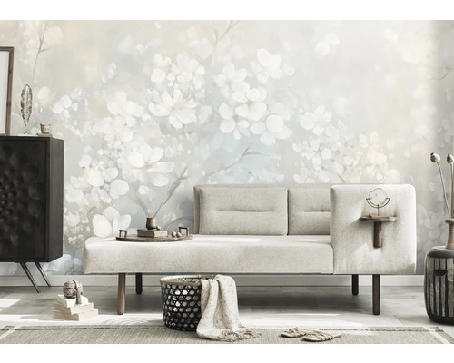 Obývací pokoj s vzorovanou tapetou, pohovkou a dekoracemi pro stylové prostředí.