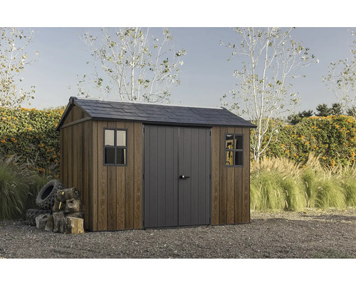 Zahradní domek s dvoukřídlými dveřmi, dvěma okny a sedlovou střechou