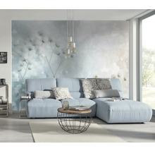 Světlý obývací pokoj s modrou pohovkou, konferenčním stolkem a dekorativní nástěnnou tapetou