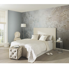 Ložnice s fototapetou, postelí a odkládacím stolkem