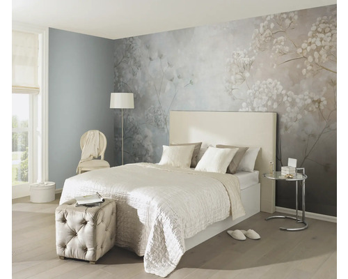 Ložnice s fototapetou, postelí a odkládacím stolkem