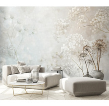 Obývací pokoj s květinovou tapetou, pohovkou a konferenčním stolkem