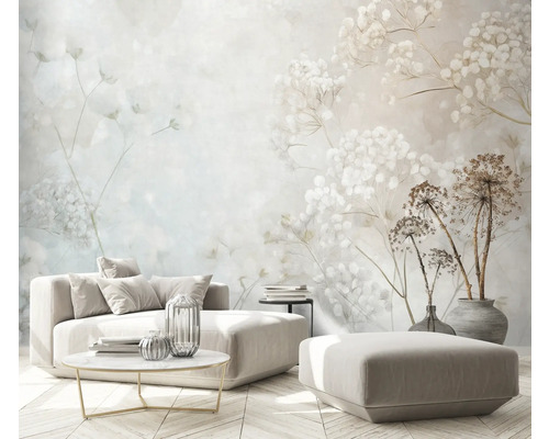 Obývací pokoj s květinovou tapetou, pohovkou a konferenčním stolkem