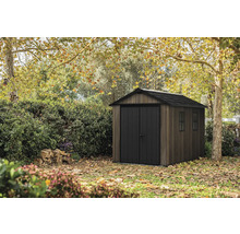 Dřevěný zahradní domek s dvoukřídlými dveřmi na zahradě