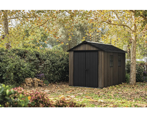 Dřevěný zahradní domek s dvoukřídlými dveřmi na zahradě