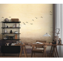 Pracovna se stolem, regálem a tapetou s ptáky