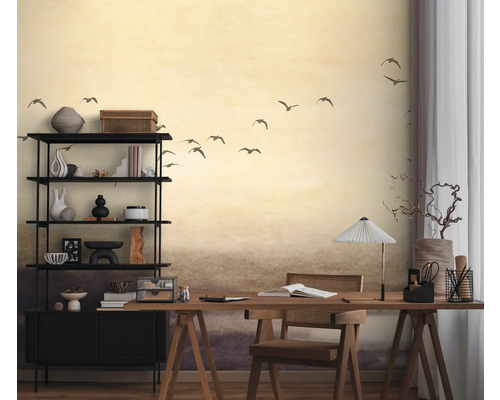 Pracovna se stolem, regálem a tapetou s ptáky