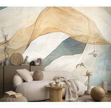 Obývací pokoj s tapetou se vzorem, pohovkou a odkládacím stolkem