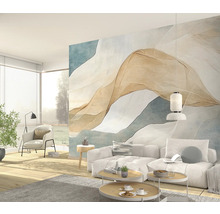 Obývací pokoj s pohovkou, křeslem, konferenčními stolky a abstraktní nástěnnou tapetou