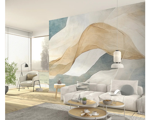 Obývací pokoj s pohovkou, křeslem, konferenčními stolky a abstraktní nástěnnou tapetou