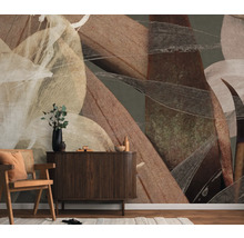 Design pokoje s abstraktní, organickou fototapetou, doplněnou dřevěnou skříňkou a ratanovým křeslem