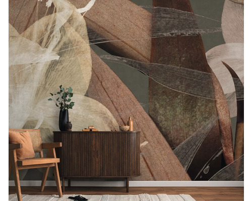 Design pokoje s abstraktní, organickou fototapetou, doplněnou dřevěnou skříňkou a ratanovým křeslem
