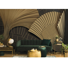 Příklad vybavení s dekorativní nástěnnou malbou, pohovkou, stolem a lampou pro stylové bydlení.