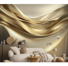 Obývací pokoj s pohovkou a tapetou se zlatým vlnitým vzorem