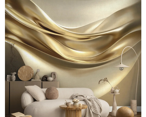 Obývací pokoj s pohovkou a tapetou se zlatým vlnitým vzorem
