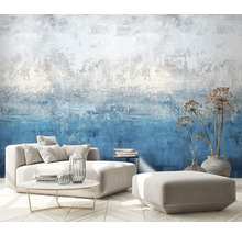 Obývací pokoj s vzorovanou tapetou, pohovkou, stoličkou, stolem a dekorací