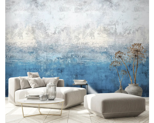 Obývací pokoj s vzorovanou tapetou, pohovkou, stoličkou, stolem a dekorací