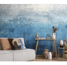 Obývací pokoj s pohovkou, dřevěným stolem a vzorovanou tapetou