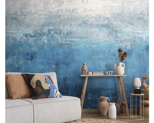 Obývací pokoj s pohovkou, dřevěným stolem a vzorovanou tapetou