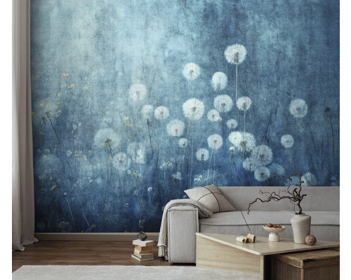 Obývací pokoj s modrou fototapetou s motivem pampelišky