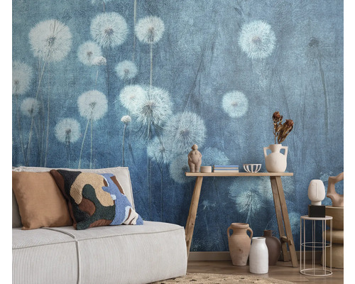 Obývací pokoj s tapetou s motivem pampelišek, pohovkou a dekorací