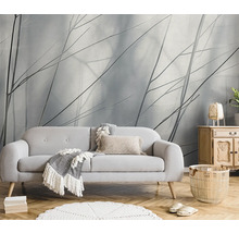 Obývací pokoj s pohovkou, odkládacím stolkem a dekorativní tapetou pro útulnou atmosféru.