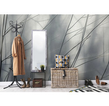 Vstupní prostor s věšákem, zrcadlem a úložným košem před tapetou s rostlinnými motivy.