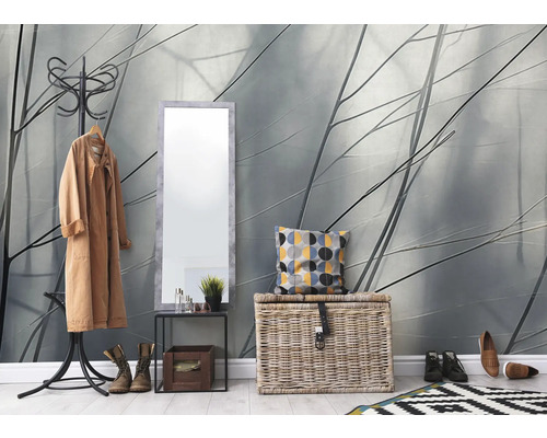 Vstupní prostor s věšákem, zrcadlem a úložným košem před tapetou s rostlinnými motivy.