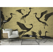 Obývací pokoj s tapetou se vzorem, křeslem a stolem