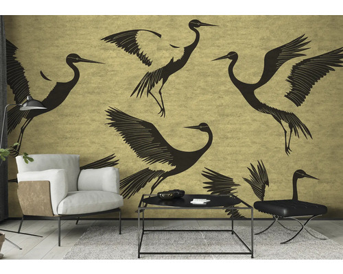 Obývací pokoj s tapetou se vzorem, křeslem a stolem