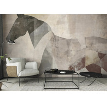 Obývací pokoj s křeslem, konferenčním stolkem a nástěnnou malbou koně.