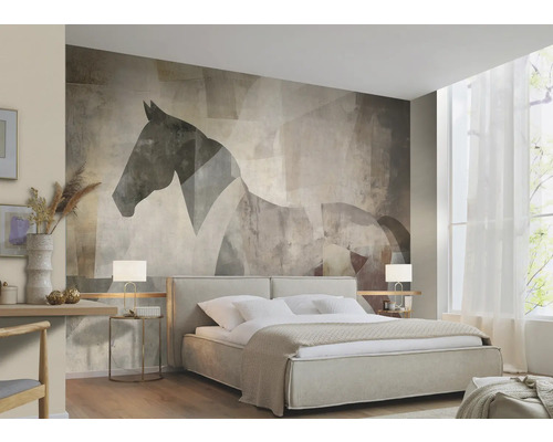 Ložnice s postelí a tapetou s motivem koně.