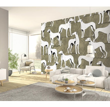 Obývací pokoj s pohovkou a tapetou s motivem psa pro světlou a prostornou atmosféru