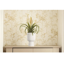 Dekorativní umělá rostlina v bílém květináči na komodě