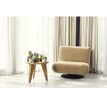 Obývací pokoj se sedadlem, odkládacím stolem a rostlinami v květináčích