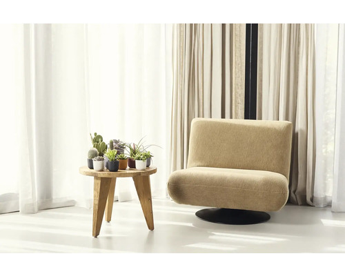 Obývací pokoj se sedadlem, odkládacím stolem a rostlinami v květináčích